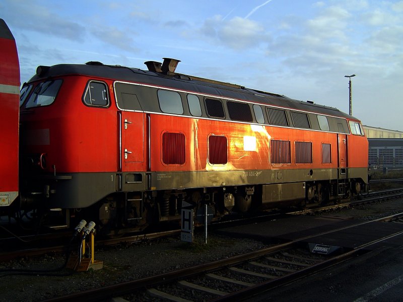 Die 218 404 am 01.12.2007 bei aufgehender Sonne in Mhldorf. 
