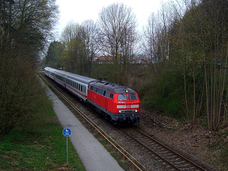 Die 218 404 mit dem IC Rottalerland am 12.04.2008 auf der Rottalbahn bei Pfarrkirchen. 