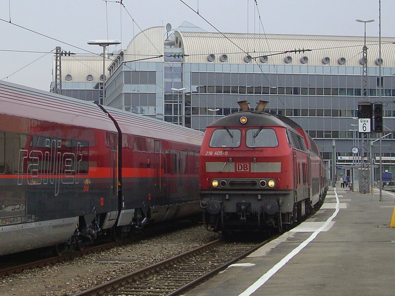 Die 218 405 am 08.11.2008 neben dem Railjet in Mnchen Hbf. 