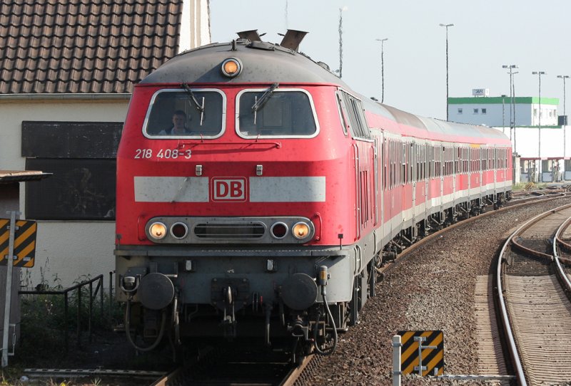Die 218 408-3 begegnete uns mit dem RE12 bei der Einfahrt in Euskirchen zur Weiterfahrt nach Trier, aufgenommen am 27.09.2009