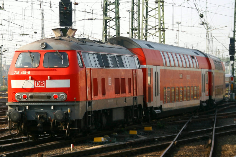 Die 218 415-8 mit einem Regionalexpress beim Verlassen des Frankfurter Hauptbahnhofs am 22.09.2009. Aufgenommen vom Bahnsteig 13. 
