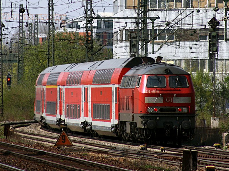 Die 218 416 am 13.04.2009 am Heimeranplatz (Mnchen) bei der Durchfahrt mit der RB von Mhldorf nach Mnchen. 