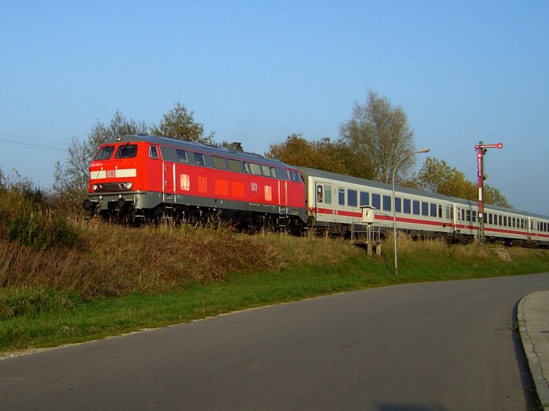 Die 218 416 mit dem IC Rottalerland am 25.10.2008 bei der Ausfahrt aus Pfarrkirchen. 