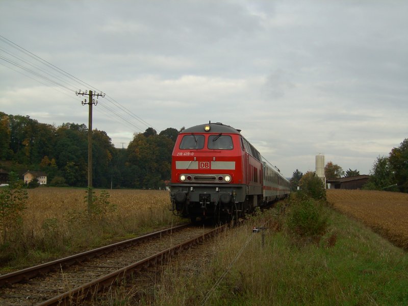 Die 218 419 am 04.10.2008 mit dem IC Rottalerland bei der Ausfahrt in Bad Birnbach 