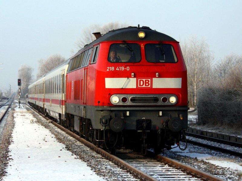Die 218 419 am 10.01.2009 mit dem IC Rottalerland bei der Einfahrt in Pfarrkirchen.