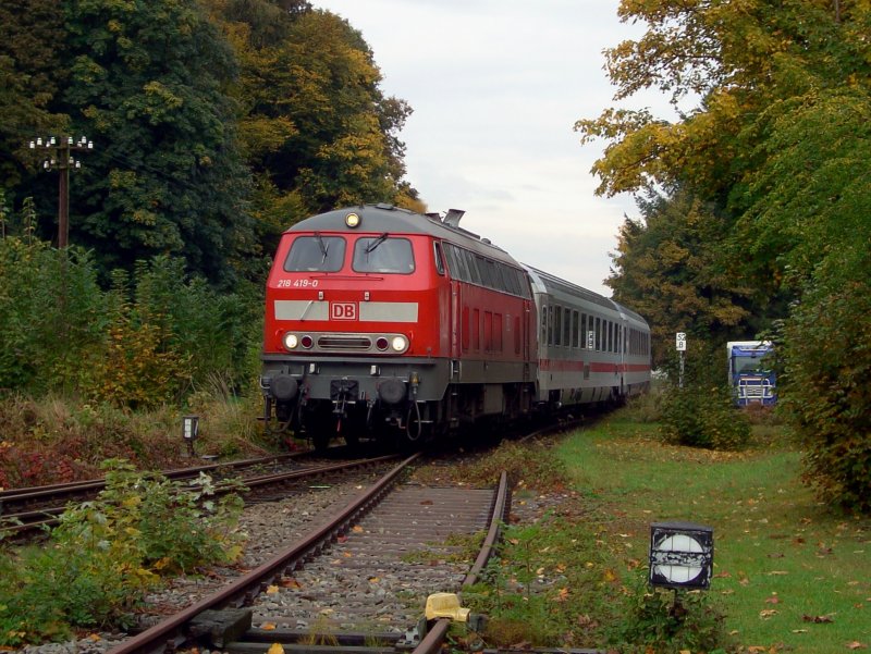 Die 218 419 mit dem IC Rottalerland am 04.10.2008 bei der Einfahrt in Bad Birnbach. 