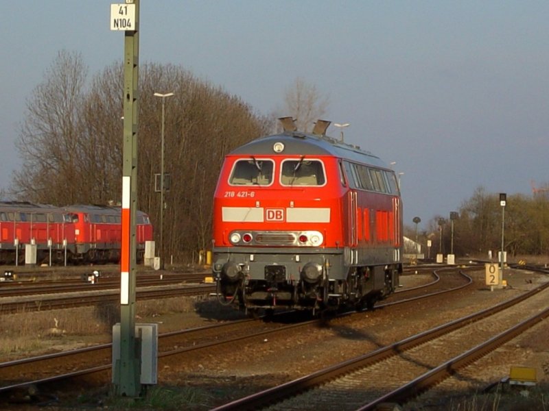 Die 218 421 am 24.03.2008 mit Frischem Lack in Mhldorf. 