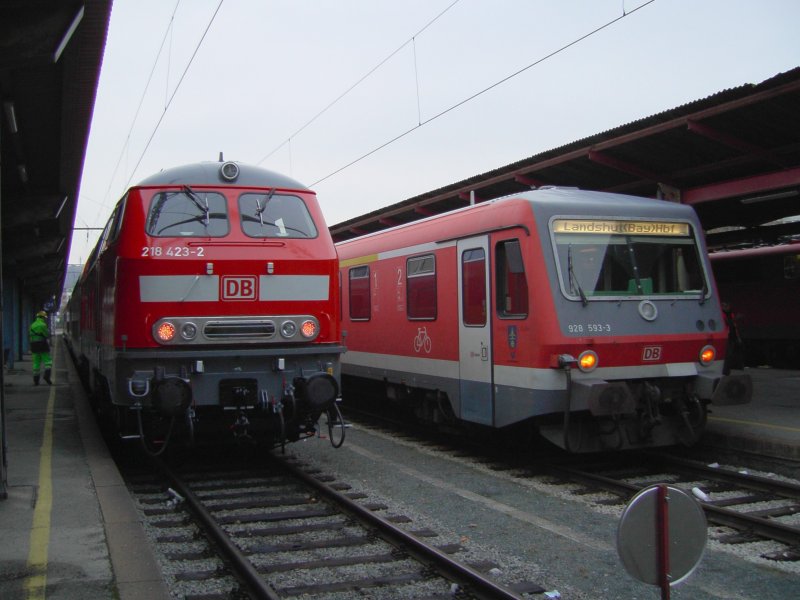 Die 218 423 mit LED Schlussleuchten und neu Lackiert am 13.12.2008 neben dem 628 593 in Salzburg Hbf.