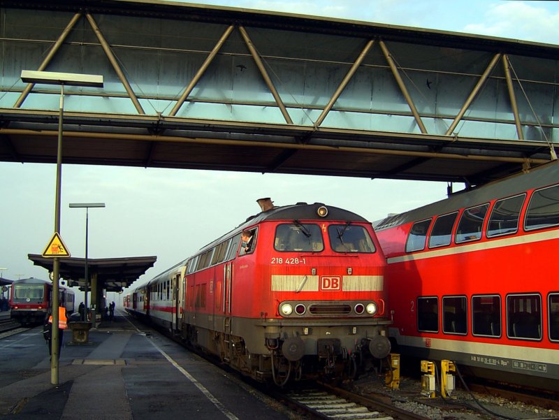 Die 218 428 am 01.12.2007 mit dem IC Rottalerland in Mhldorf. 