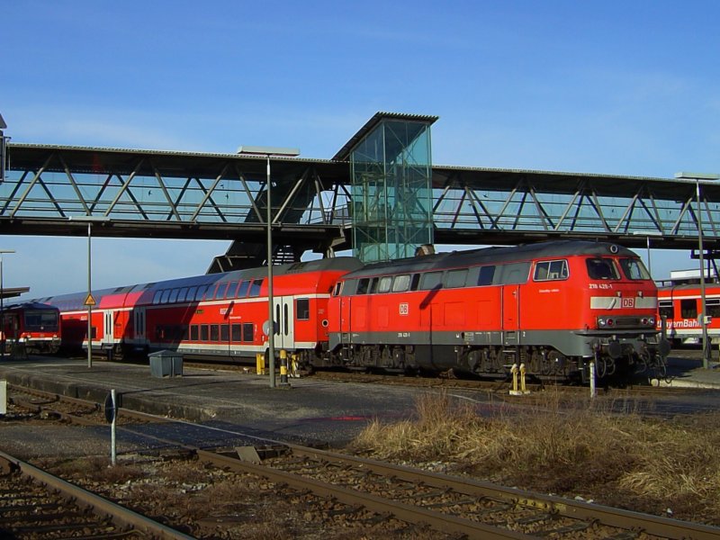 Die 218 428 am 05.02.2008 mit der RB nach Mnchen auf Gleis 4 in Mhldorf.