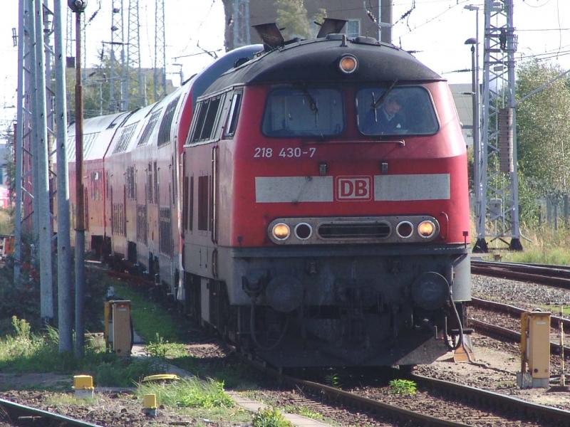 Die 218 430-7 wartet auf IC 2637 von Hamburg-Altona nach Seebad Heringsdorf im Rostocker Hbf.(17.09.04)