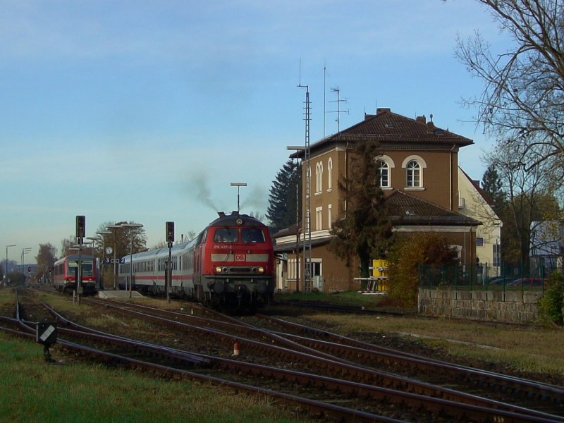 Die 218 437 am 01.11.2008 mit dem IC Rottalerland bei der Ausfahrt aus Pfarrkirchen. 