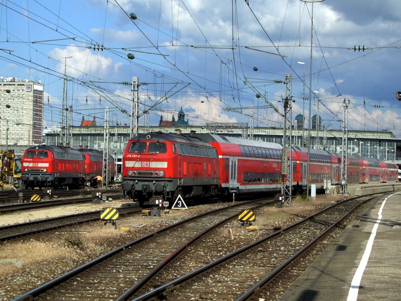 Die 218 437 mit dem Dosto aus Mhldorf bei der Einfahrt in Mnchen Hbf und im Hintergrund die 218 402 und eine Weitere. (31.05.2008)