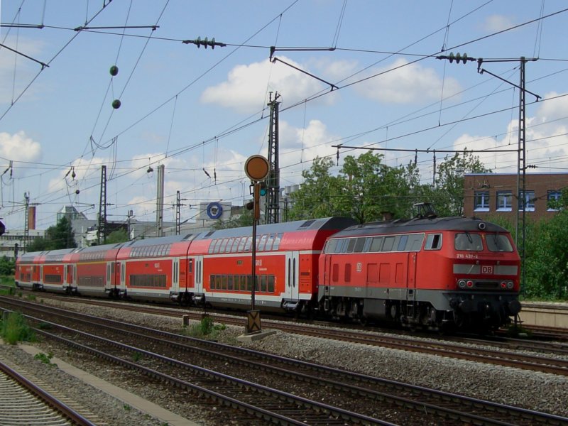 Die 218 437 mit der RB von Mhldorf nach Mnchen am 31.05.2008 bei der Durchfahrt am Heimeranplatz. 