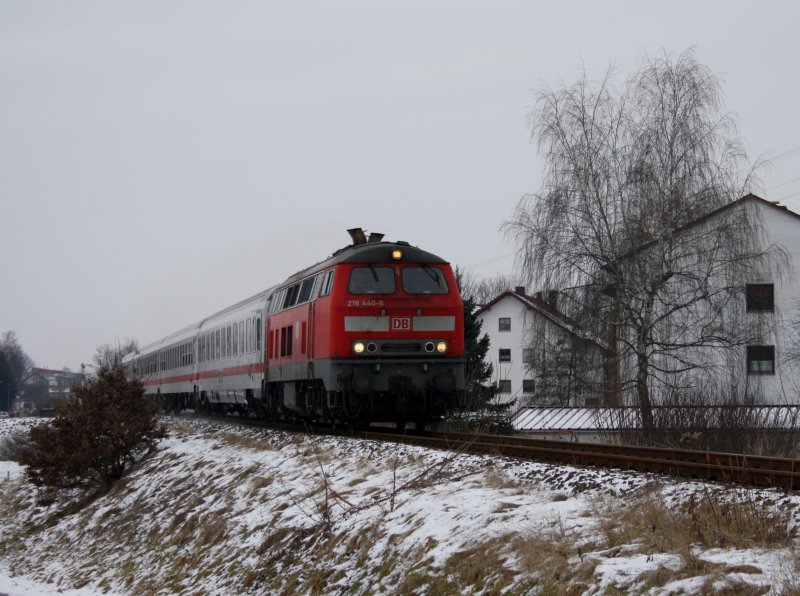 Die 218 440 am 31.01.2009 mit dem IC Rottalerland auf der Rottalbahn in Pfarrkirche.