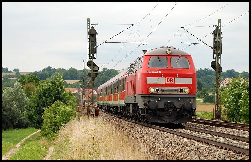 Die 218 443 ist mit einem Regionalzug nach Ulm unterwegs. Aufgenommen im Juli 2008 bei Halzhausen.