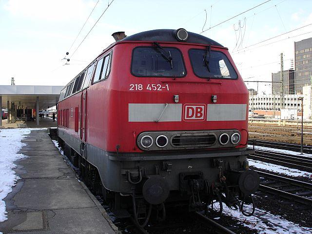 Die 218 452-1 steht hier in Hannover.
