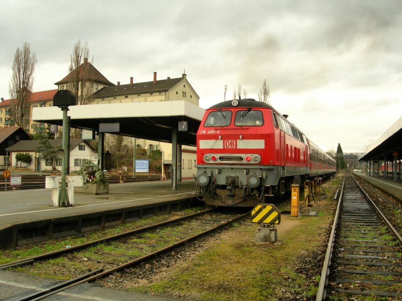 Die 218 460-4 steht in Lindau Hbf mit einem RE abfahrtbereit auf Gleis 7. Der sichere Zugang der Reisenden zum Zug wird durch Sperrsignale gesichert. 
18. Januar 2008 