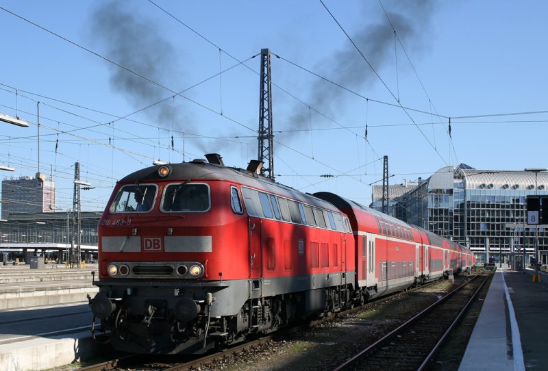 Die 218 463-8 raucht mit einem RE im Sandwich aus Mnchen HBF zum Ziel Mhldorf, aufgenommen 20.10.2009