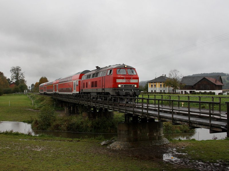 Die 218 466 mit dem IC Rottalerland (auerplanmig mit drei Dostos) am 17.010.2009 unterwegs auf der Rottalbahn bei Anzenkirchen. 