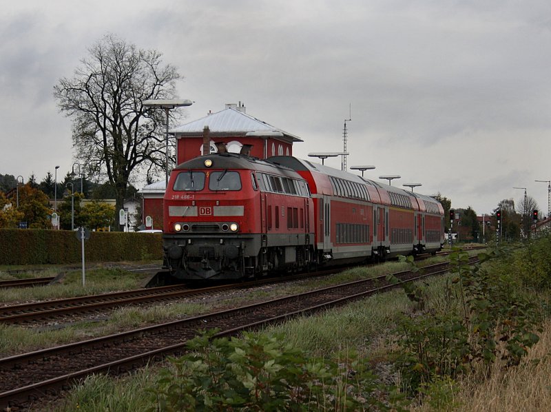 Die 218 466 mit dem IC Rottalerland (auerplanmig mit drei Dostos) am 17.010.2009 bei der Ausfahrt aus Pfarrkirchen.