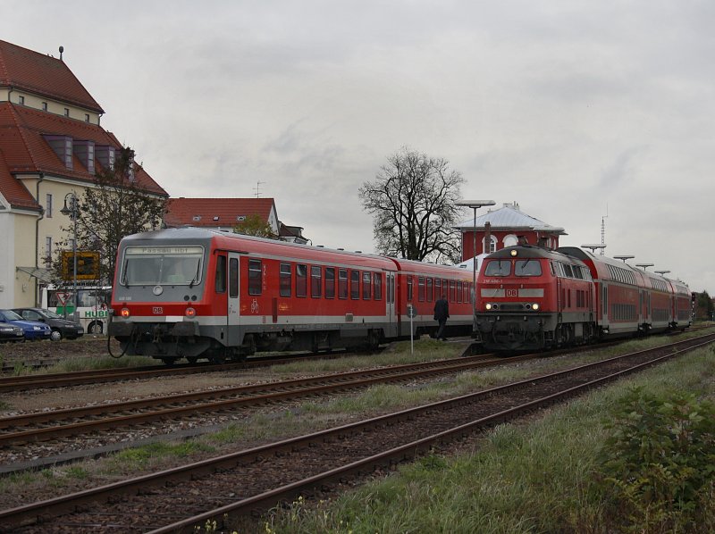 Die 218 466 mit dem IC Rottalerland (au�erplanm��ig mit drei Dostos) am 17.010.2009 in Pfarrkirchen w�hrend auf Gleis 2 der 628 585 einf�hrt.