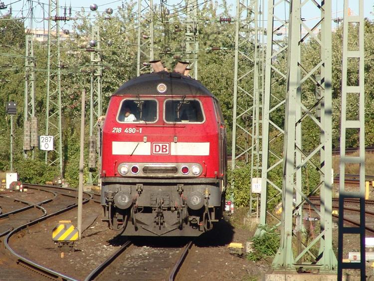 Die 218 490-1 bernimmt in Krze den IC2678 von Dresden Hbf.nach Westerland(Sylt).Aufgenommen am 15.10.05 im Hamburger Hbf.