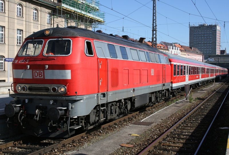 Die 218 493-5 steht ebenfalls mit einem RE in Mnchen HBF, aufgenommen am 20.10.2009