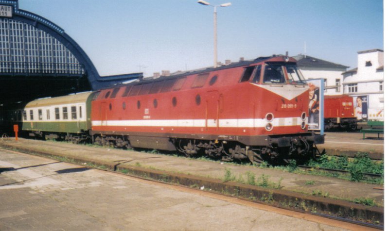Die 219 099 ( ohne ZWS )im Mai 2000 an der RB nach Altenburg. Im Hintergrund die 202 565, Gera Hbf.