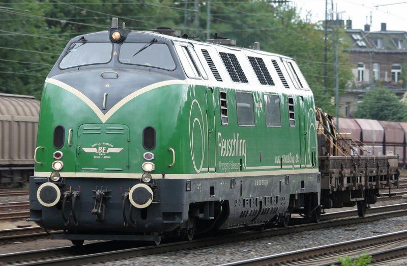 Die 220 053-3 von Reuschling durchfhrt Kln West mit einer Glanzleistung am 18.07.2009