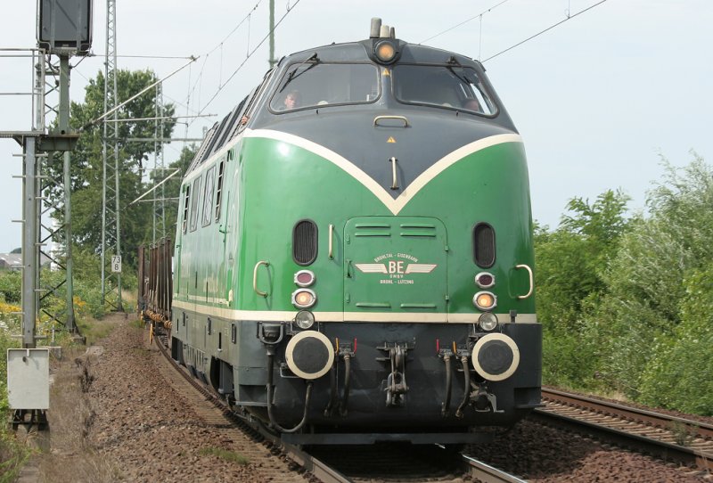 Die 220 053-3 und V200 BEG D9 der Brohltalbahn durchfhrt Kln Porz Wahn am 29.07.2009