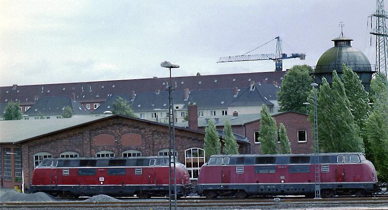 Die 220041+220068 abgestellt neben dem Rundschuppen des Bw Lbeck.
Aufnahme ca.1981. Negativscan Agfa.
