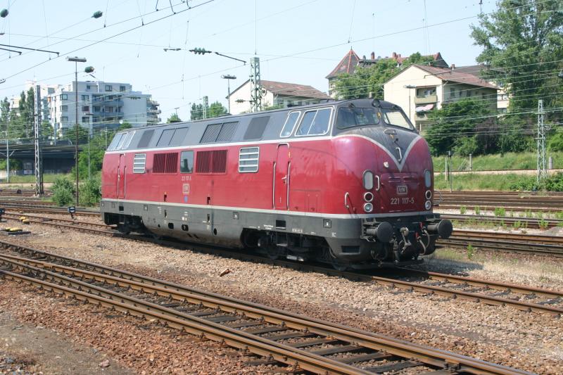 Die 221 117-5 steht am Heidelberger Hauptbahnhof.  Habe Sie die letzten paar tage in BW betrieb gesehen.