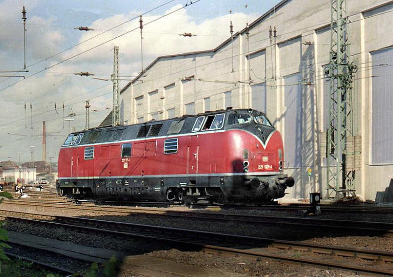 Die 221 127 whrend einer Rf. hinter der Halle des Bw Hagen-Eck 1986.