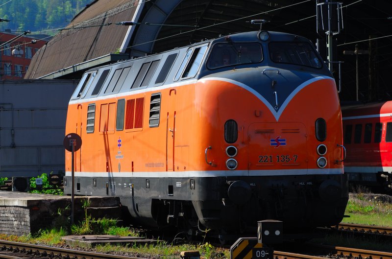Die 221 135-7 der Bocholter Eisenbahngesellschaft wurde heute am 05.05.2008 im Hagener Hbf gesichtet.Die Farbgebung gefllt mir immer mehr. Hoffentlich bleibt sie lange in diesem Zustand erhalten.