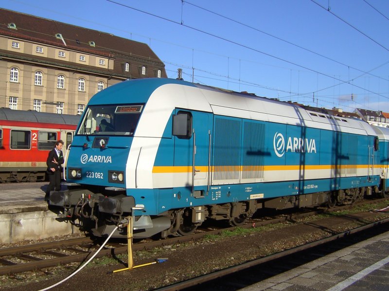 Die 223 062 von Arriva am 06.02.2008 in M�nchen Hbf. mit dem Alex nach Lindau. 