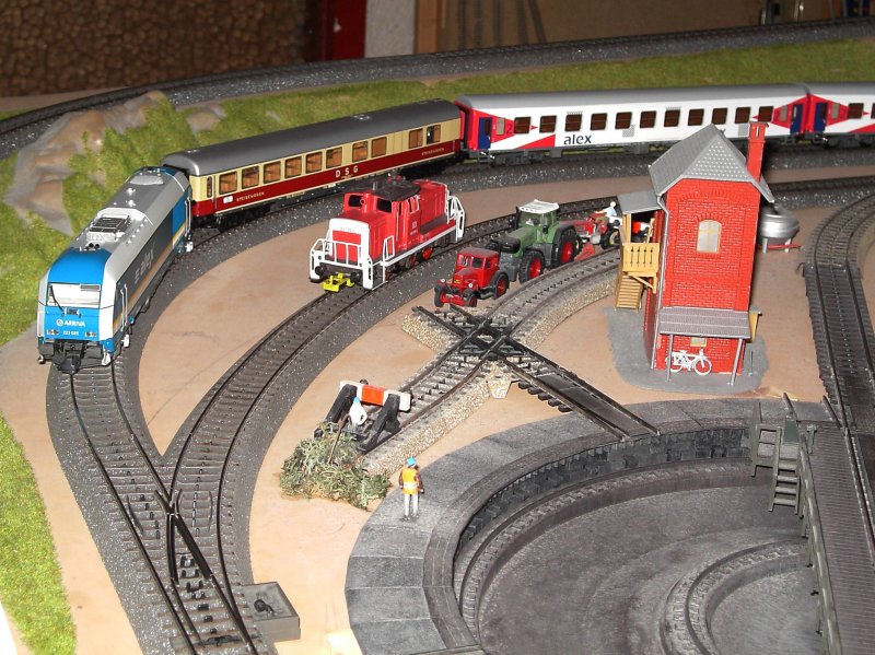 Die 223 065 mit dem ALEX bei der Westeinfahrt des Bahnhofs.