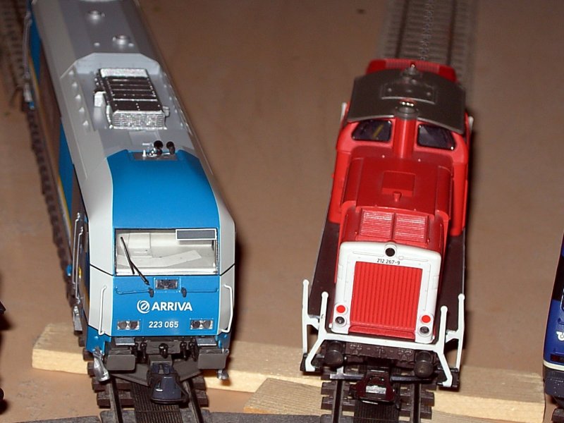 Die 223 065 und die V 100 267 warten im BW auf arbeit. 