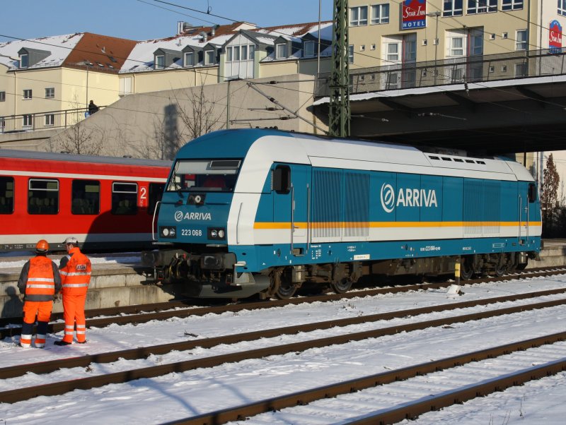 Die 223 068 am 09.01.2009 bei einer Rangierfahrt in Regensburg Hbf. 