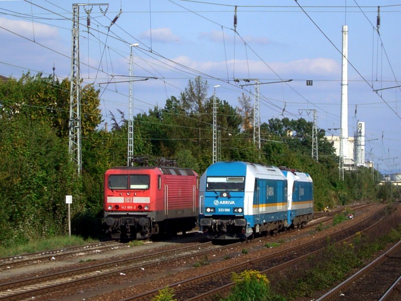 Die 223 068 mit der 183 001 und am neben Gleis die 143 866 am 19.09.2008 in Regensburg. Im Hintergrund ist die Zuckerfarbrick zusehen die es nicht mehr lange geben wird. 