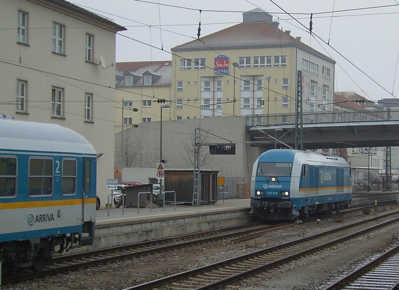Die 223 070 am 21.12.2007 beim Kuppeln des ALEX Zuges in Regensburg HBF.