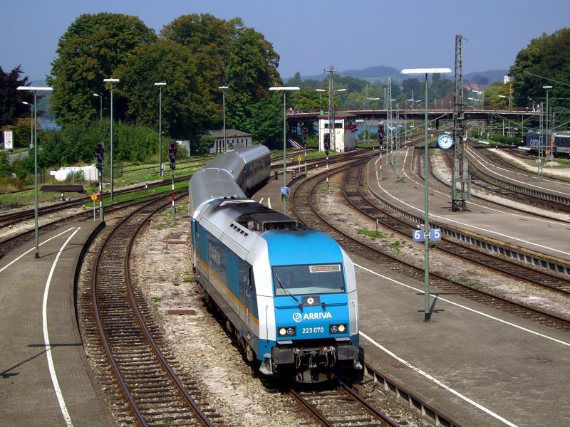 Die 223 070 am 30.08.2008 mit dem ALEX bei der Einfahrt in Lindau Hbf. (Bahnbildertreffen) 