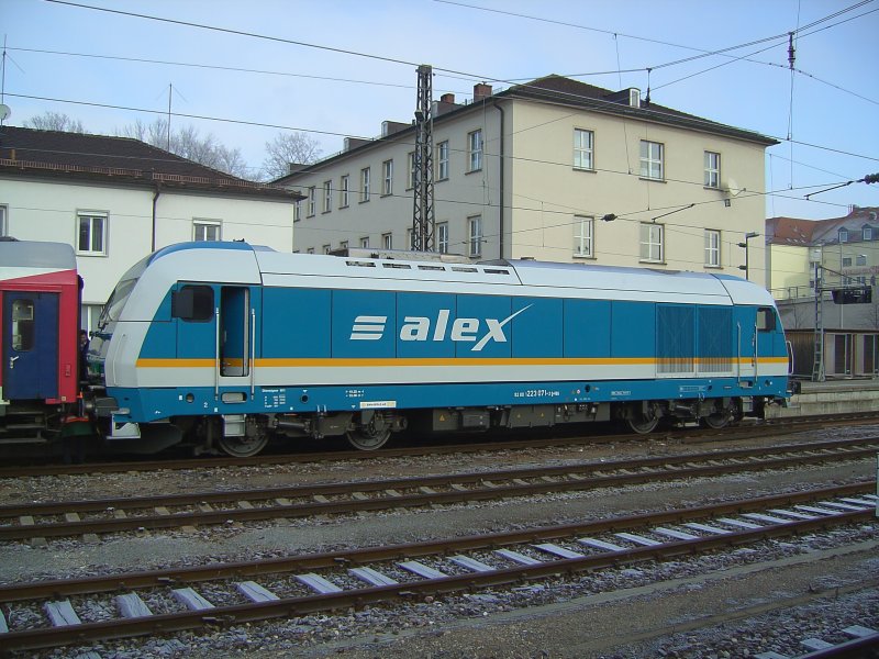 Die 223 071 steht am 21.12.2007 in Regensburg HBF und wartet auf Ausfahrt in Richtung Hof.