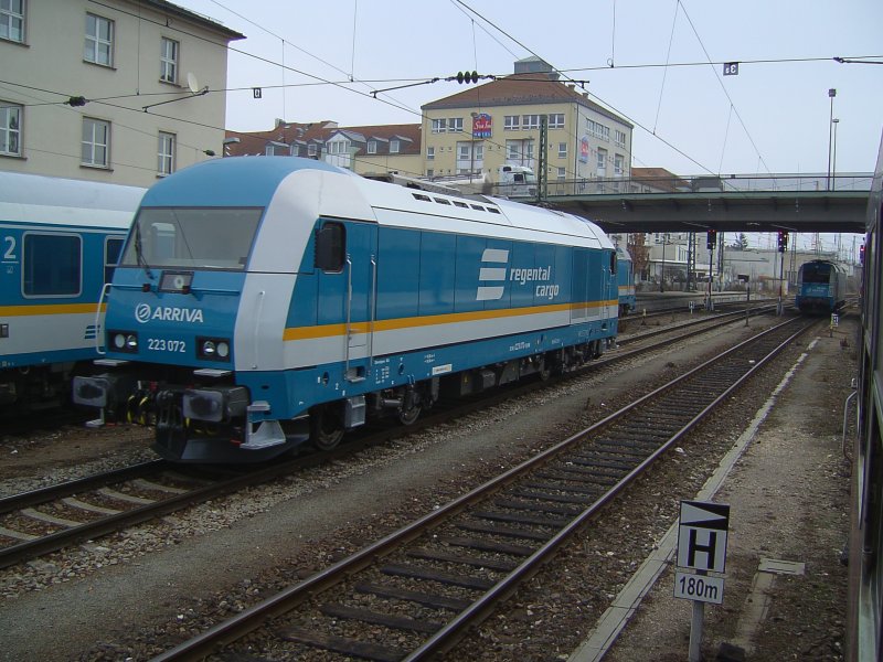 Die 223 072  am 29.12.2007 in Regensburg HBF beim Umspannen der Lok von dem ALEX von Hof auf den ALEX nach Prag. 