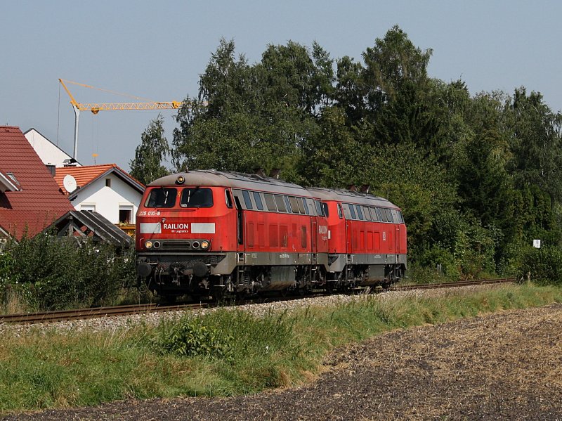 Die 225 010 und die 073 Lz. am 25.08.2009 unterwegs bei Tling. 