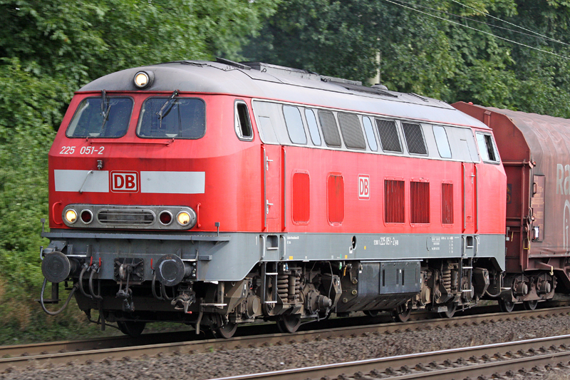 Die 225 051-2 fuhr durch Ratingen Lintorf am 15,07,09