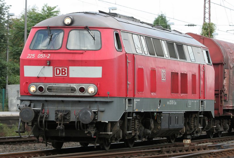 Die 225 051-2 zieht einen krzeren Gterdurch durch Dsseldorf Rath in Richtung Dsseldorf HBF am 21.08.2009