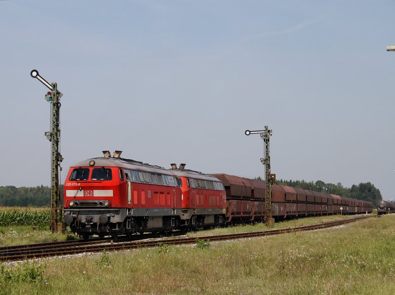 Die 225 073 und die 225 010 am 25.08.2009 bei der Ausfahrt mit einem Ganzzug aus Tling. 