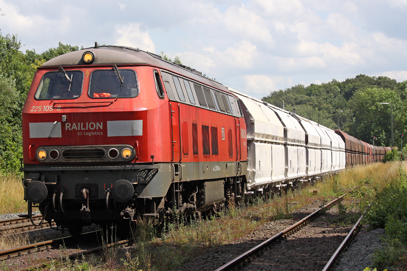 Die 225 109-8 mit einen Kalkzug kurz hinter den Rheinkalk Werk in Wlfrath am 15,07,09
