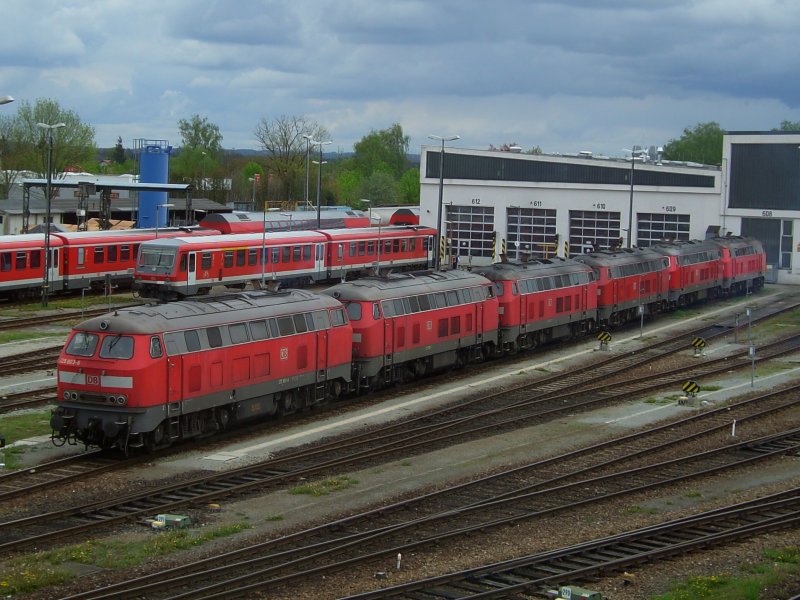 Die 225 803 und einige weitere 225er und 218er am 01.05.2008 abgestellt in Mhldorf und warten auf Arbeit. 